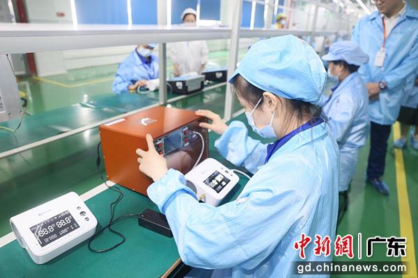 工作人员正在测试血压计。(温思贤 摄) 工作人员正在测试血压计。(温思贤 摄)